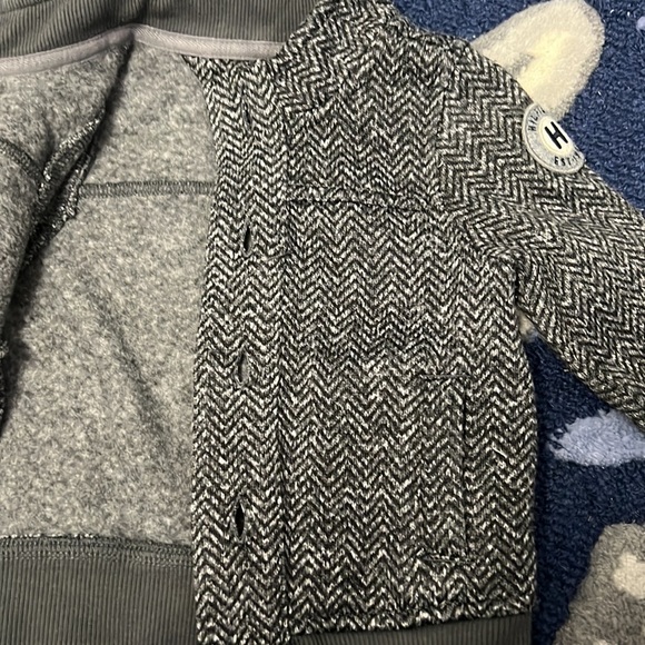 Great condition Tommy Hilfiger 6 to 9 month sweater - Picture 3 of 5